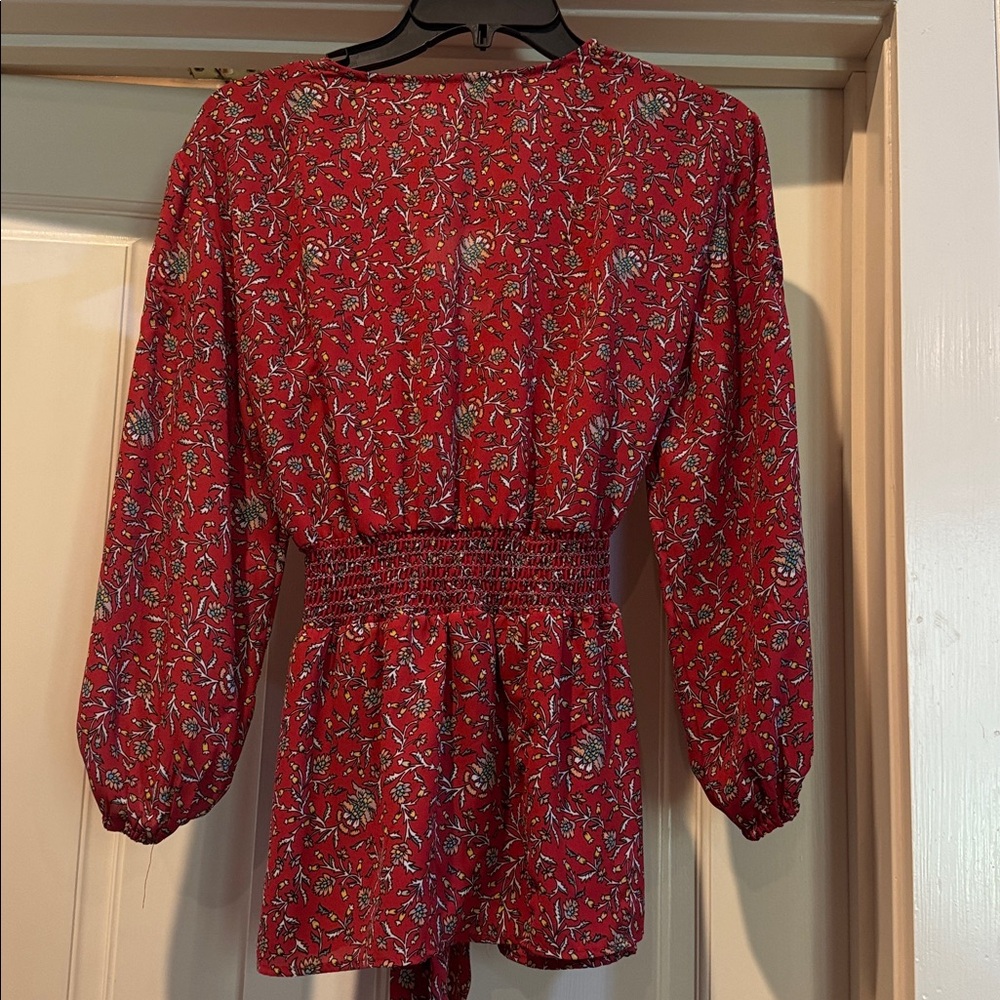 Adorable v-neck top with tie belt - Picture 2 of 3